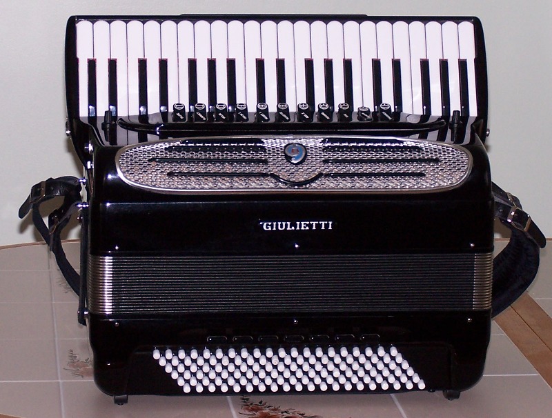 GIULIETTI Classic 127 Cassotto Accordion   2.jpg